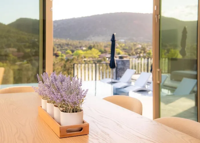 Luxe Retreat Private Heated Pool Views *
