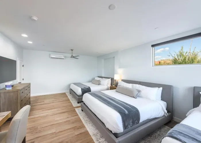 Holiday home Luxe Retreat Private Heated Pool Views *